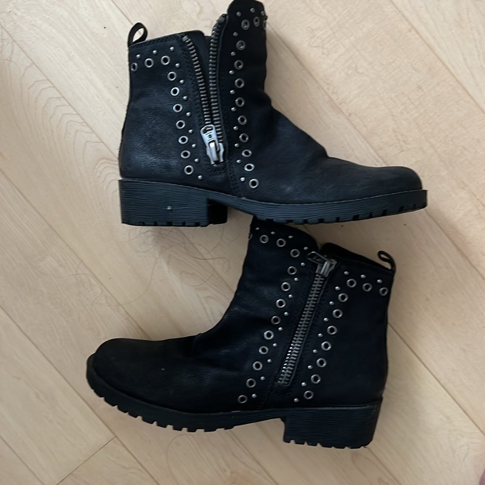 Lucky brand motto silver side zip boots.